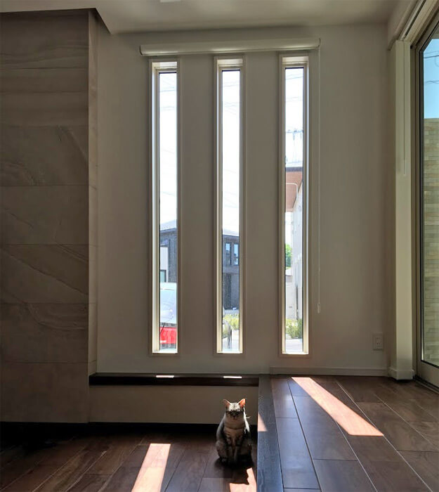 外から中が見えない窓にするなら細いスリット窓を並べるのがおすすめです。 | ダイワハウスXEVOΣで家を建てた記録 in 2018